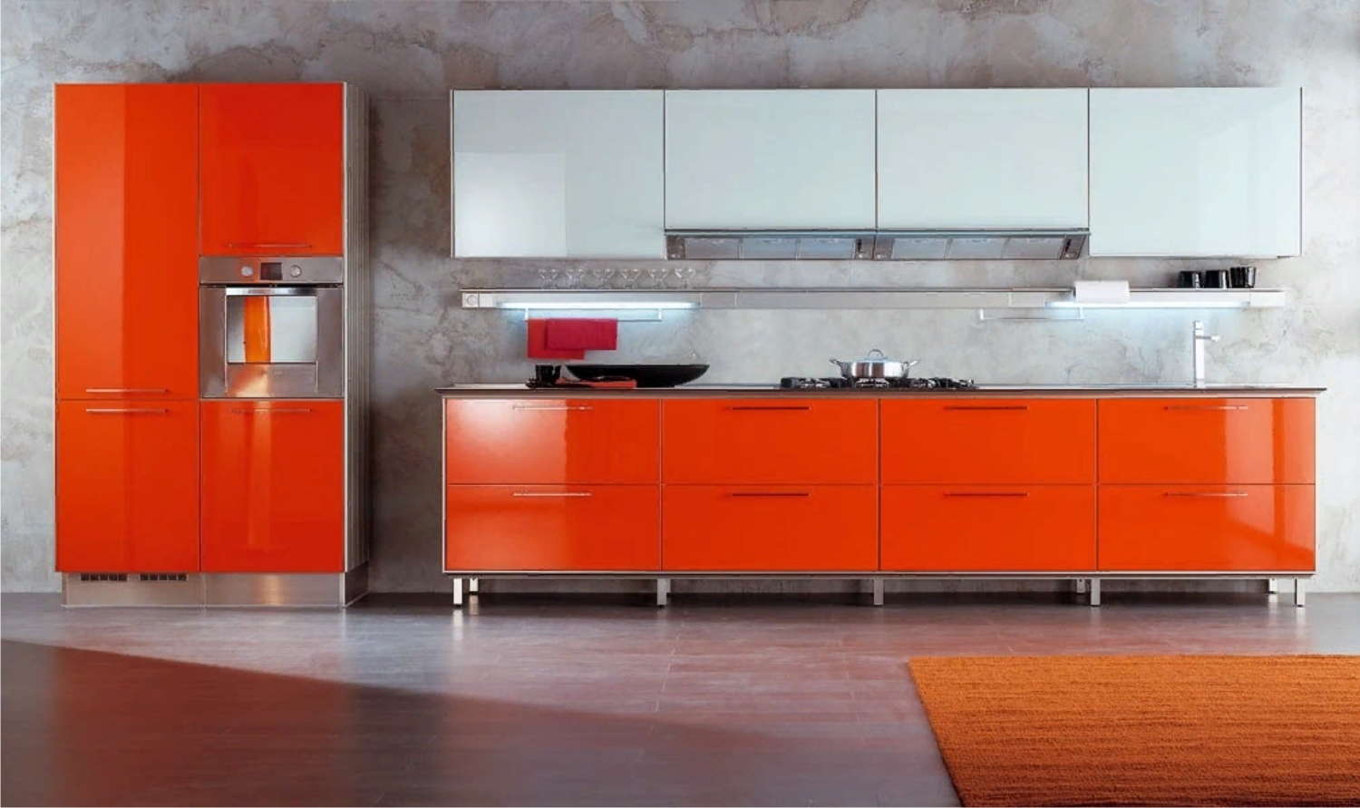 Кухонный гарнитур оранжевый с алюминием